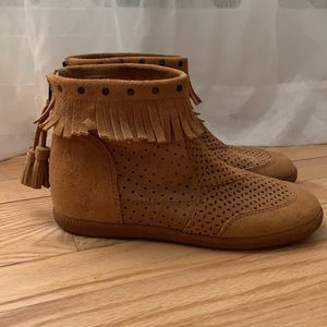 OTBT size 8 zip moccasins